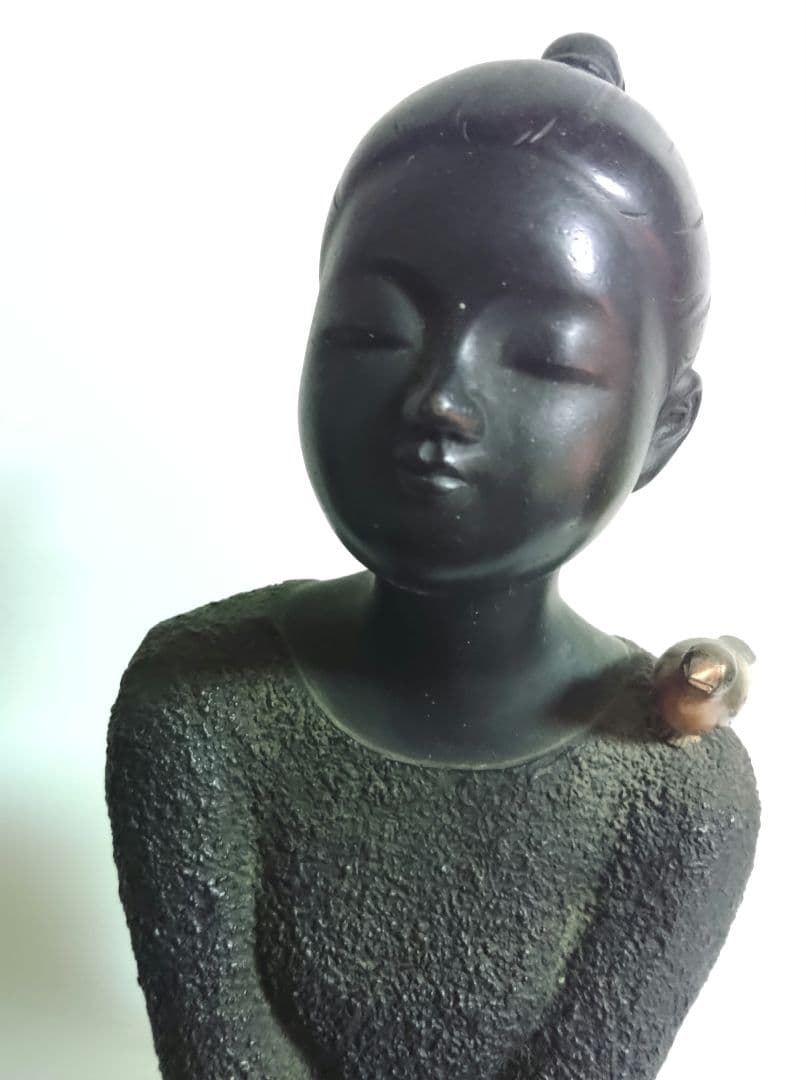 金工師　 板保次作　少女像　ブロンズ　 銅製 「おすまし」 25cm 大理石台