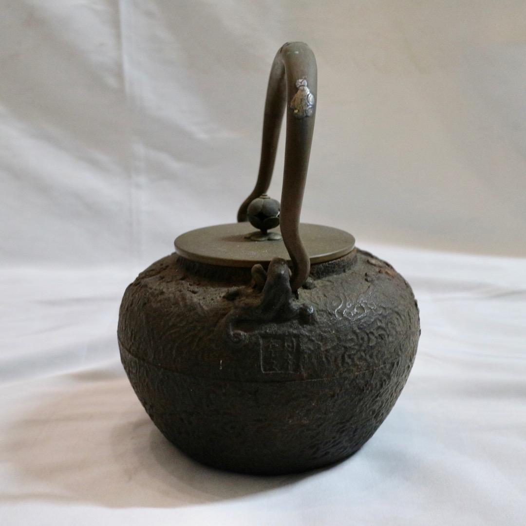 亀文堂 造 日本亀文 鉄瓶 金銀象嵌 岩肌地 骨董美術 茶道具 重量約2329g