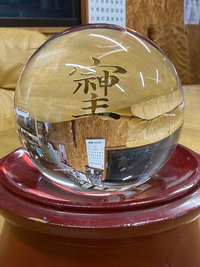 本水晶球体と赤い台座