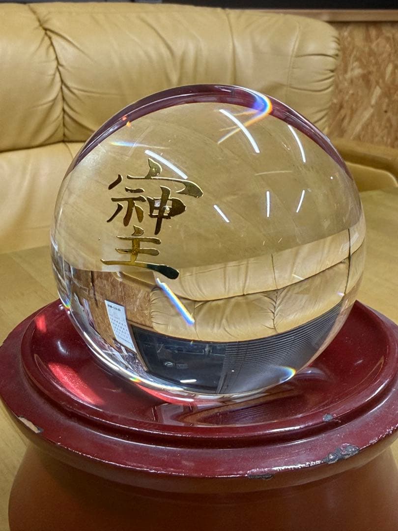 本水晶球体と赤い台座