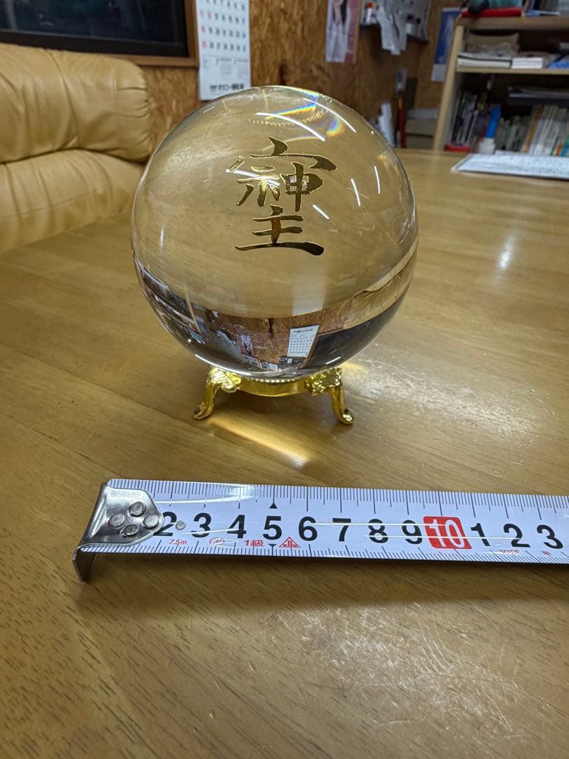 本水晶球体と赤い台座