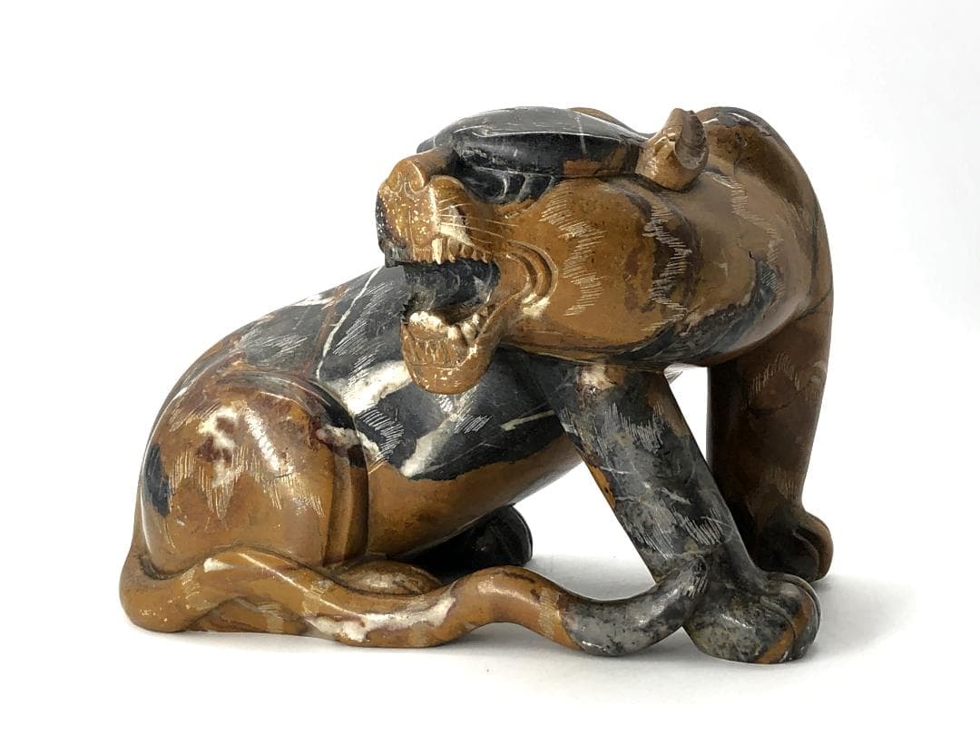 【 寿山石虎 】　天然石彫　江戸時代　ガラス眼　木台付