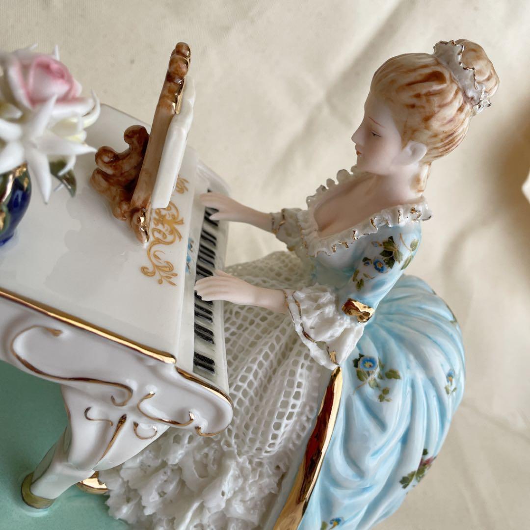 ケース付き　ピアノ弾く貴婦人　磁器