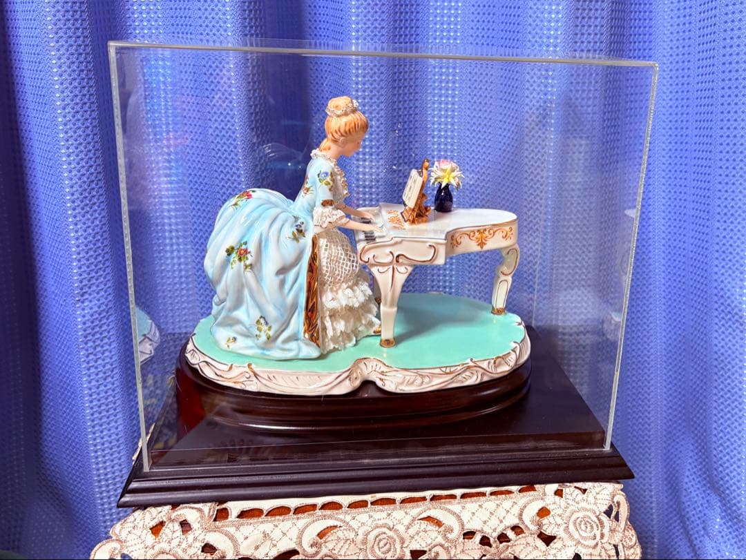 ケース付き　ピアノ弾く貴婦人　磁器