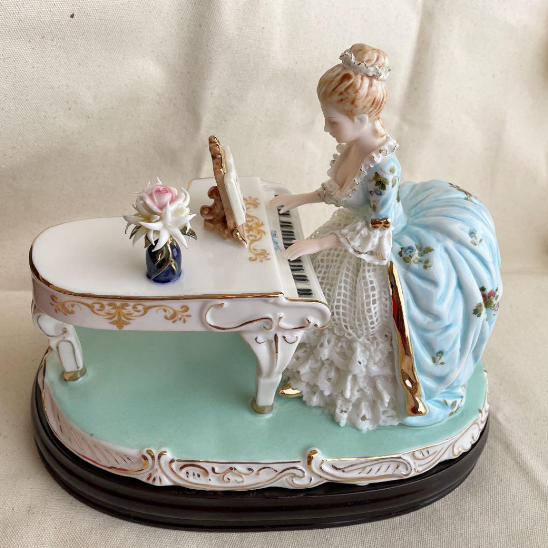 ケース付き　ピアノ弾く貴婦人　磁器