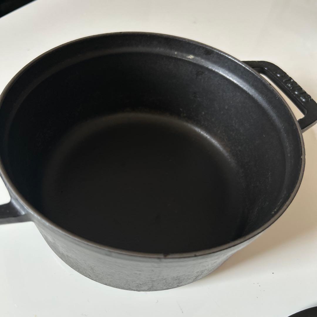 LA COCOTTE ◆ストウブ鍋　STAUB 丸型鋳鉄鍋 18cmブラック