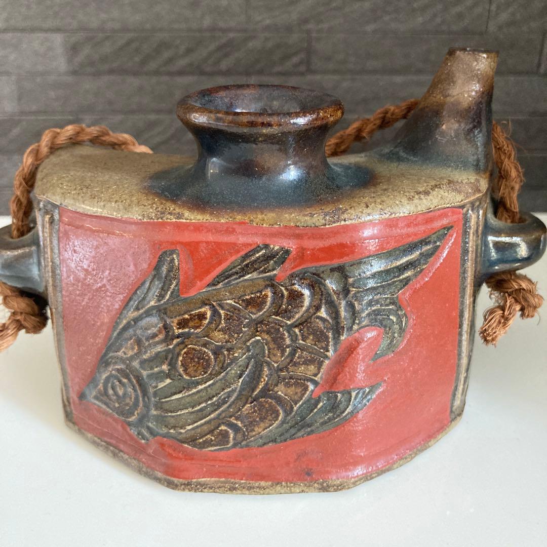 サインだけのわりと近年の作品 小橋川清正 琉球壺屋焼 赤絵彫魚模様