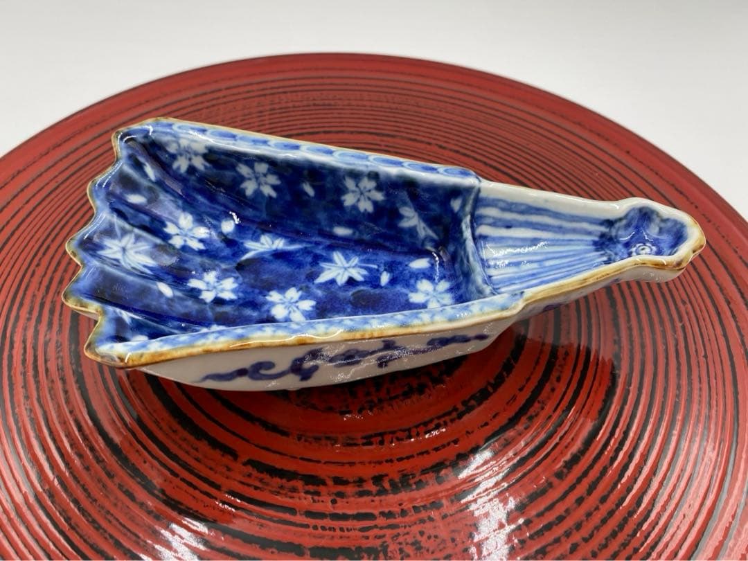 【☆素敵なお品☆】【新品】有田焼福泉窯　染付濃桜詰め扇形三ツ足向付 日本料理