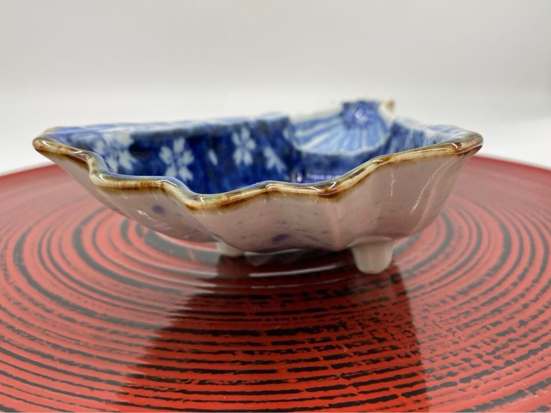 【☆素敵なお品☆】【新品】有田焼福泉窯　染付濃桜詰め扇形三ツ足向付 日本料理