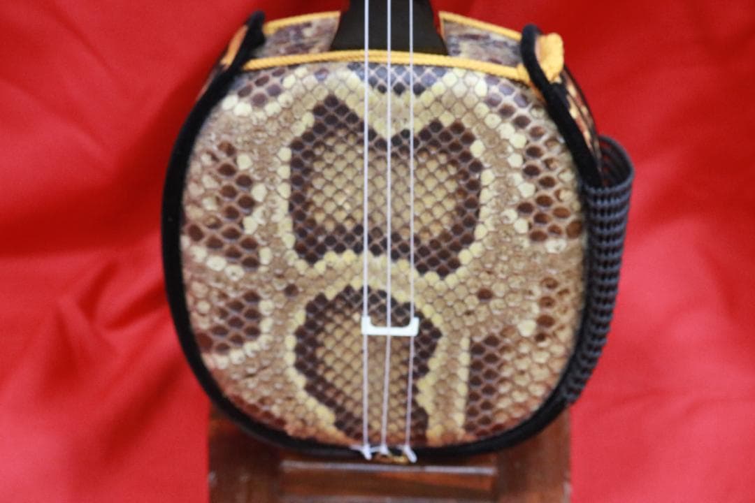 沖縄県産　高級材黒木を使用して製作された高級沖縄三線スンチー塗（漆塗）本皮使用