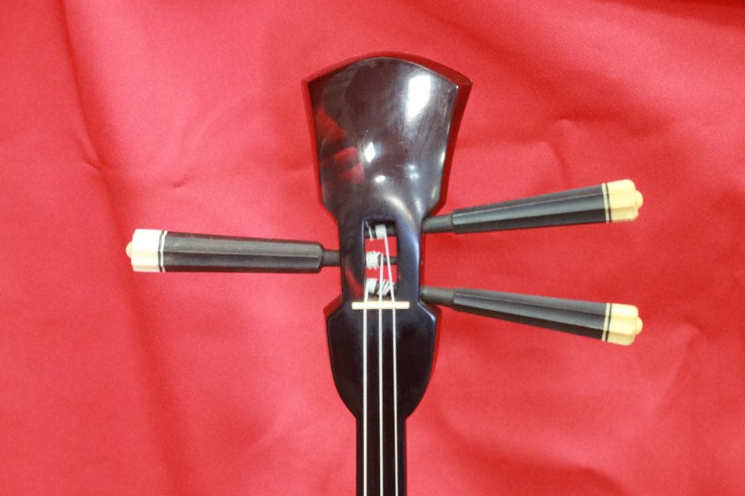 沖縄県産　高級材黒木を使用して製作された高級沖縄三線スンチー塗（漆塗）本皮使用