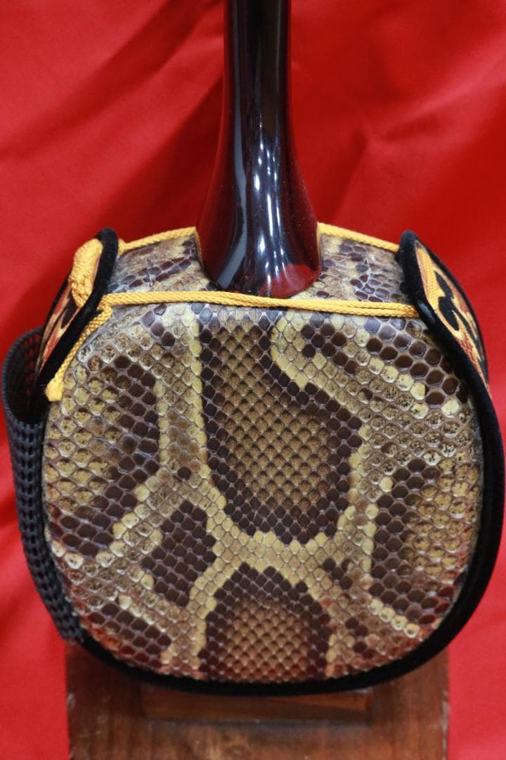 沖縄県産　高級材黒木を使用して製作された高級沖縄三線スンチー塗（漆塗）本皮使用