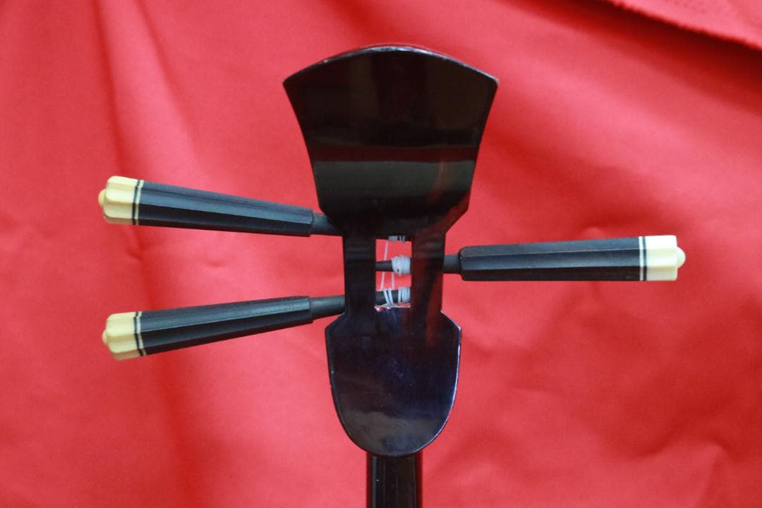 沖縄県産　高級材黒木を使用して製作された高級沖縄三線スンチー塗（漆塗）本皮使用