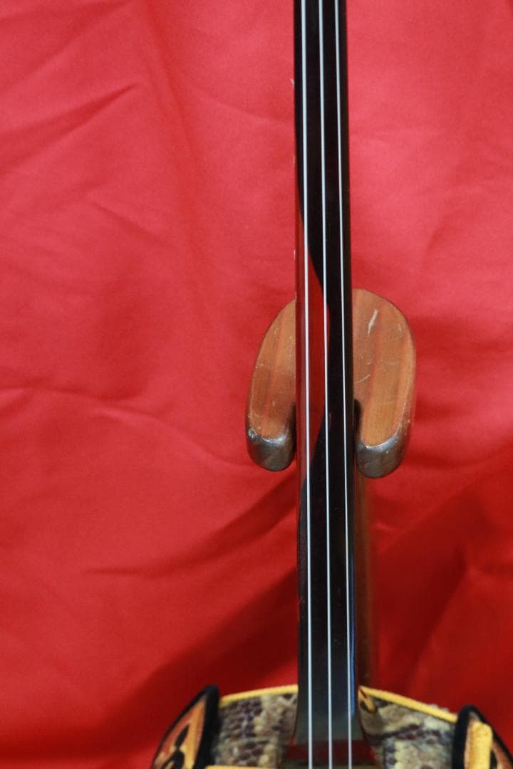 沖縄県産　高級材黒木を使用して製作された高級沖縄三線スンチー塗（漆塗）本皮使用