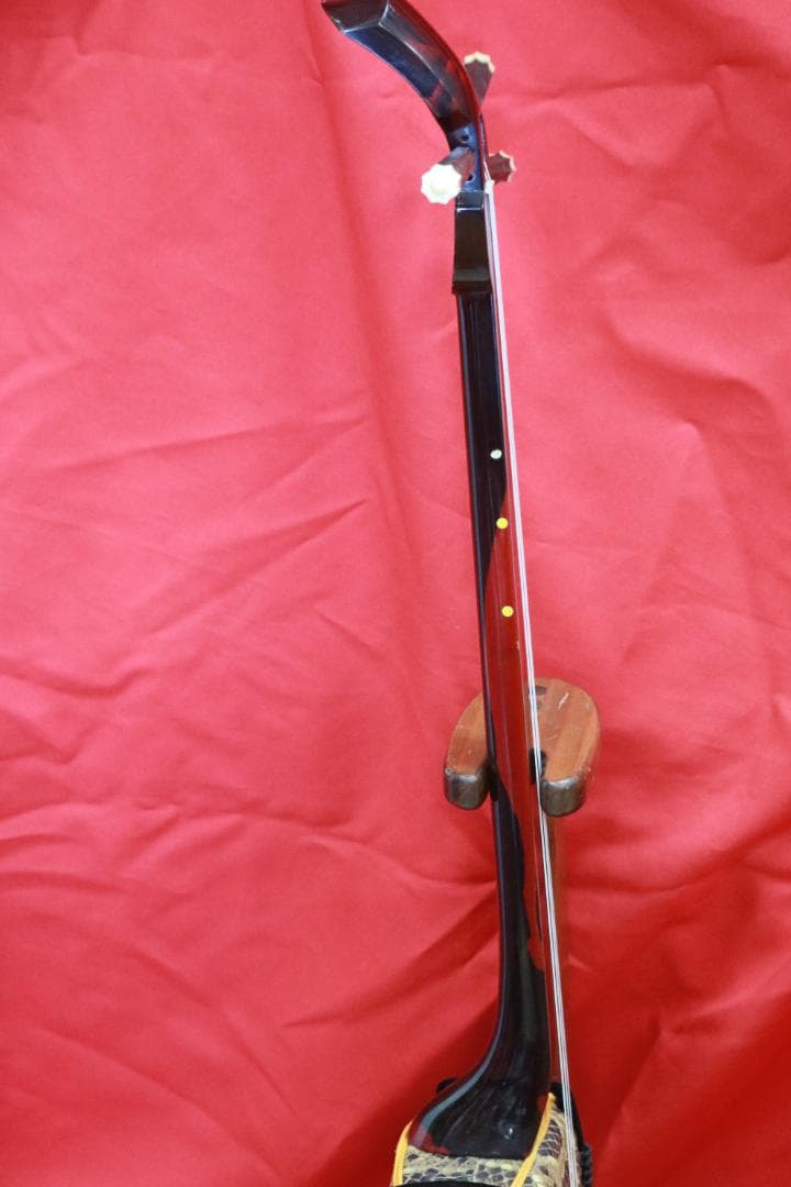 沖縄県産　高級材黒木を使用して製作された高級沖縄三線スンチー塗（漆塗）本皮使用