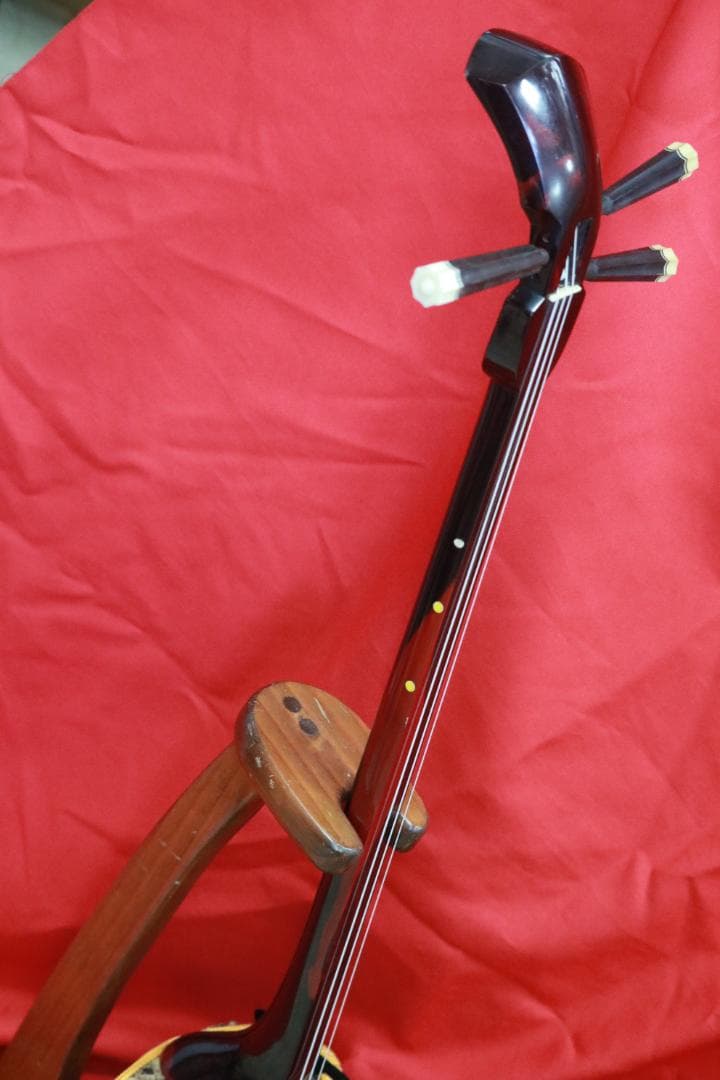 沖縄県産　高級材黒木を使用して製作された高級沖縄三線スンチー塗（漆塗）本皮使用