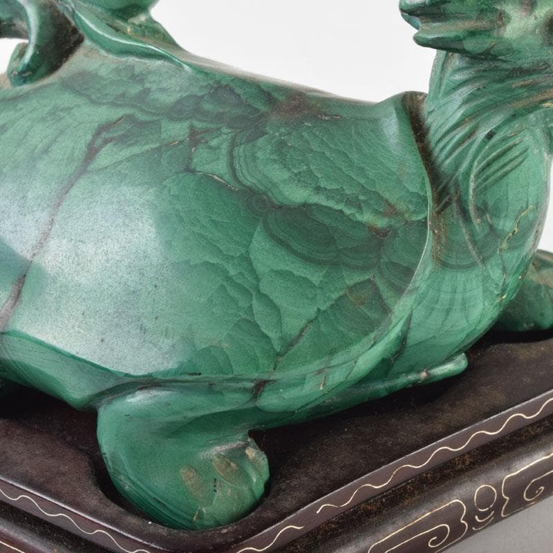 中国　玉石孔雀石マラカイト彫刻　神獣　置物　約896g　唐木台付　V　9009
