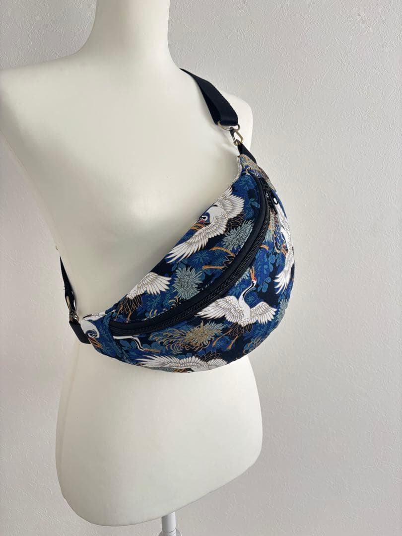 鶴と菊の金彩和柄ボディバッグ / 普段使いの和モダン