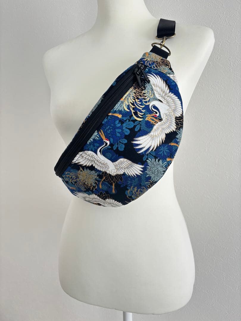 鶴と菊の金彩和柄ボディバッグ / 普段使いの和モダン