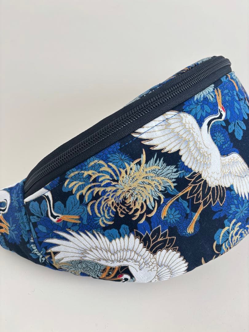 鶴と菊の金彩和柄ボディバッグ / 普段使いの和モダン