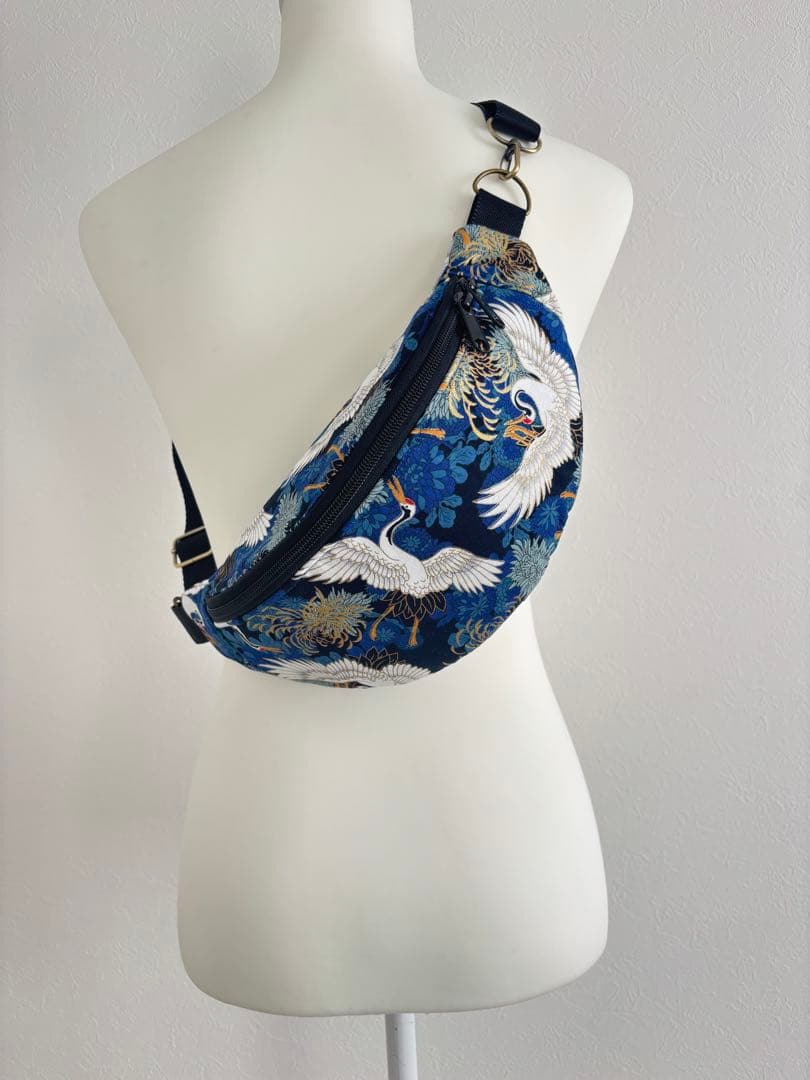 鶴と菊の金彩和柄ボディバッグ / 普段使いの和モダン