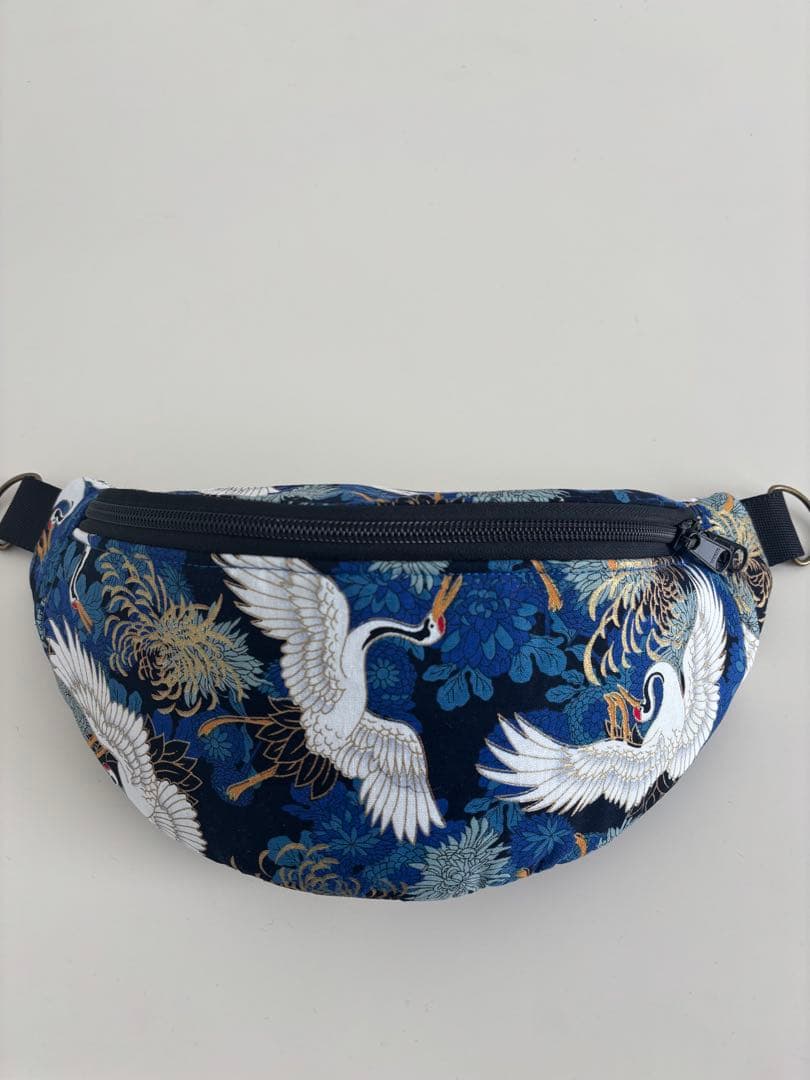 鶴と菊の金彩和柄ボディバッグ / 普段使いの和モダン