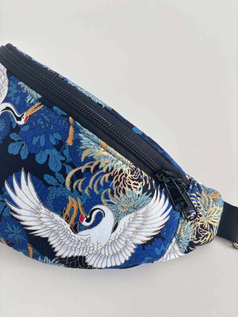 鶴と菊の金彩和柄ボディバッグ / 普段使いの和モダン