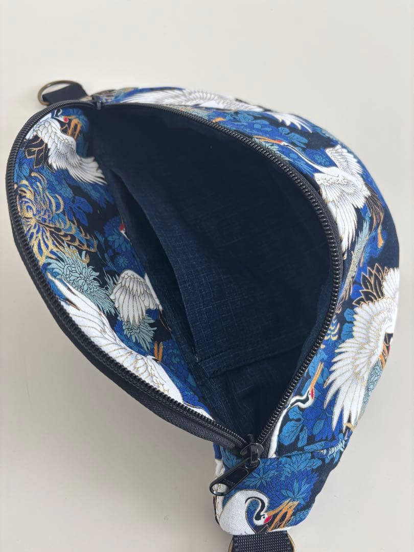 鶴と菊の金彩和柄ボディバッグ / 普段使いの和モダン