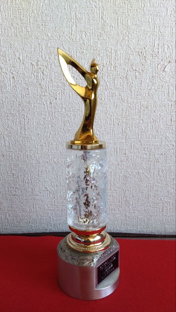 伝説の逃亡画家　人見友紀　トロフィー　人見友紀