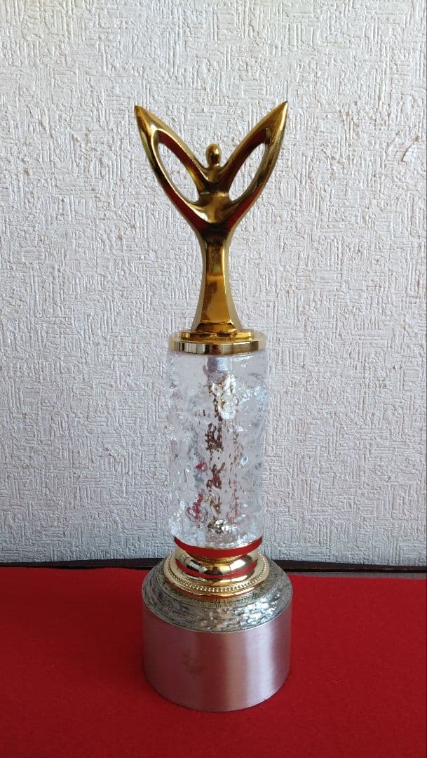 伝説の逃亡画家　人見友紀　トロフィー　人見友紀