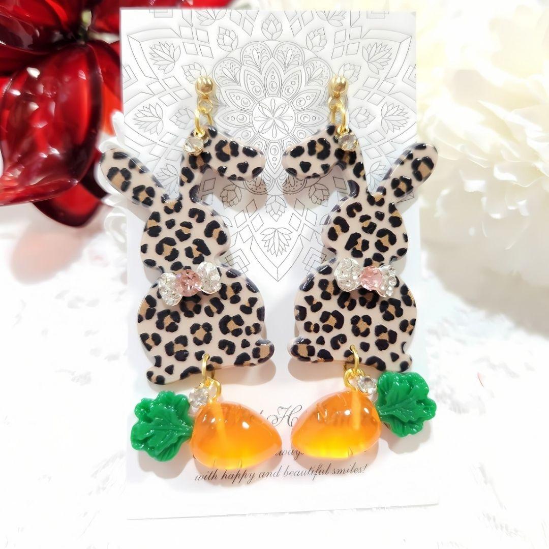 １点のみ❣️蝶ネクタイがお洒落なレオパード兎ちゃんとうるうる人参の大ぶりピアス♡