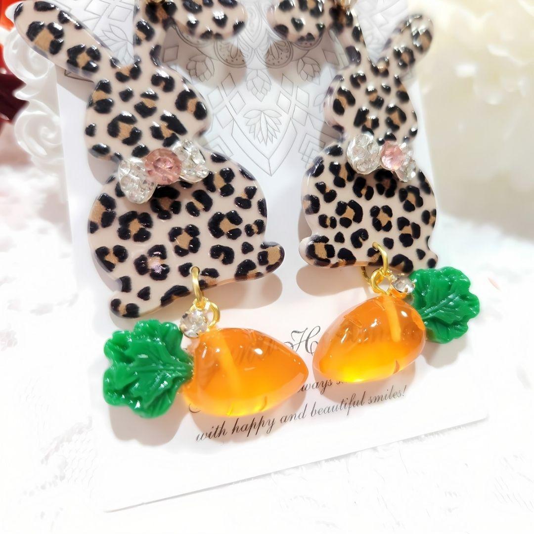 １点のみ❣️蝶ネクタイがお洒落なレオパード兎ちゃんとうるうる人参の大ぶりピアス♡