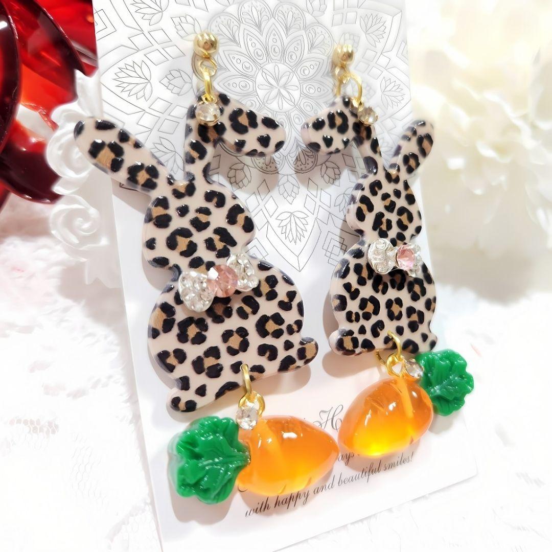 １点のみ❣️蝶ネクタイがお洒落なレオパード兎ちゃんとうるうる人参の大ぶりピアス♡