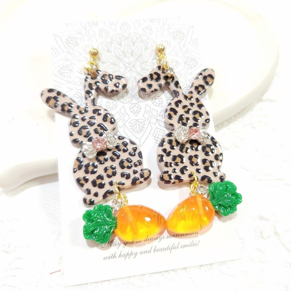 １点のみ❣️蝶ネクタイがお洒落なレオパード兎ちゃんとうるうる人参の大ぶりピアス♡