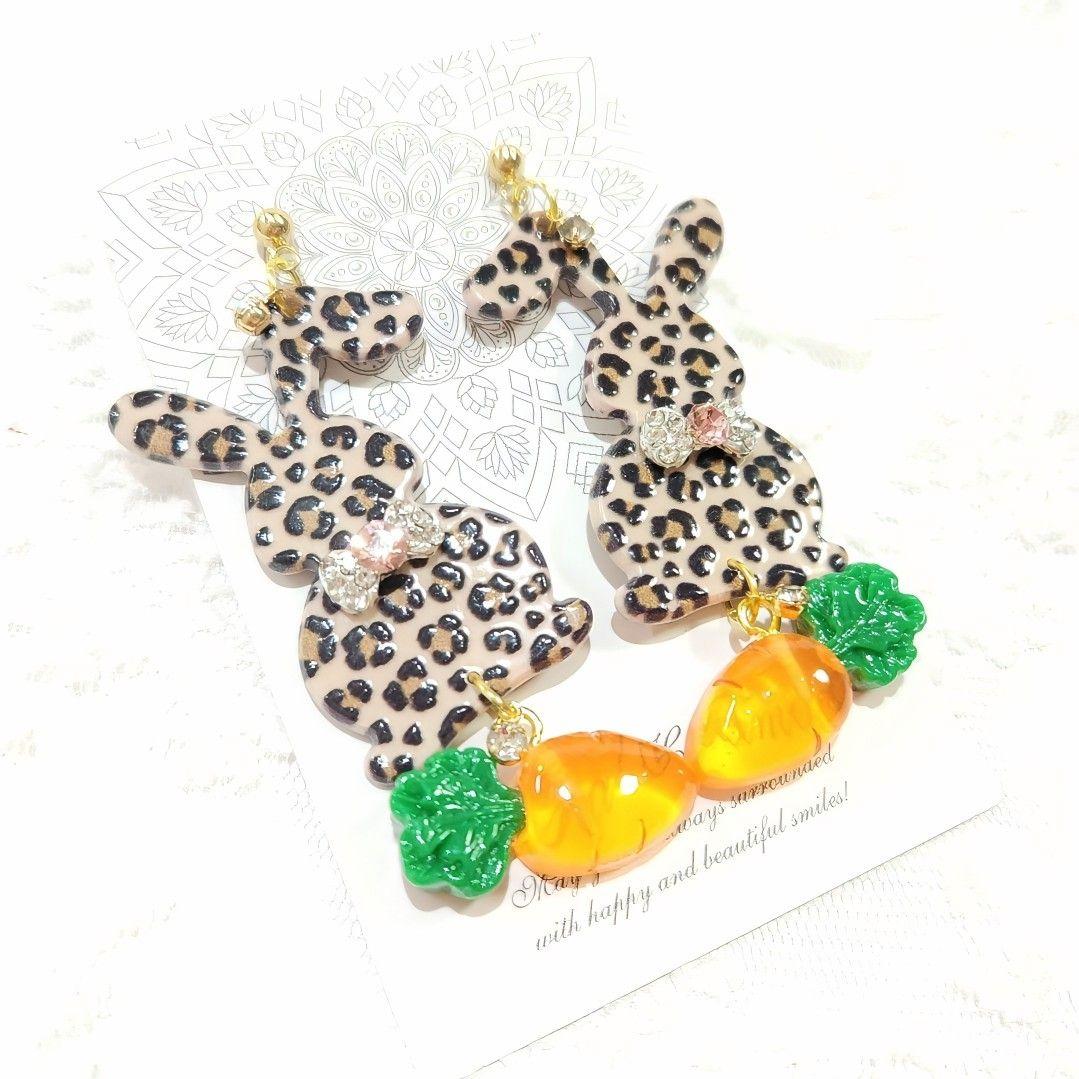 １点のみ❣️蝶ネクタイがお洒落なレオパード兎ちゃんとうるうる人参の大ぶりピアス♡