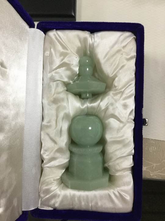 本翡翠 八角五輪塔 台付き - メルカリ