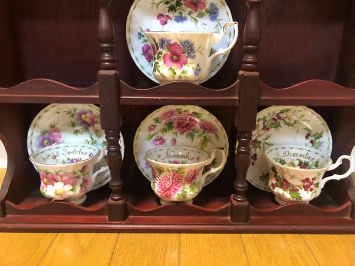 ロイヤルアルバート フラワー オブ ザ マンス 飾り棚 カップボード