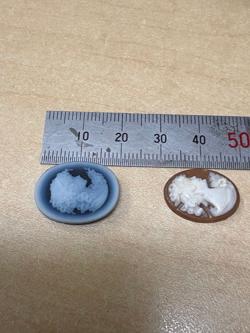 カメオ　ルース（シェル　ストーン） と青い陶器のオルゴール　3点