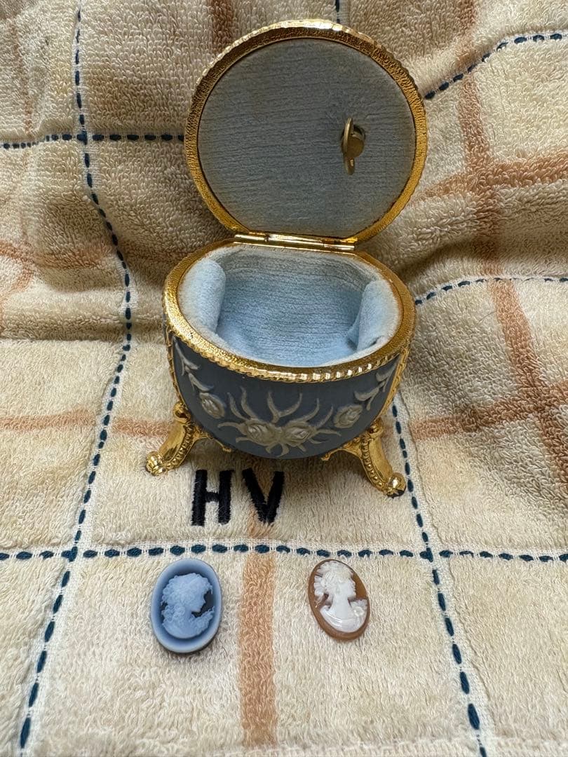 カメオ　ルース（シェル　ストーン） と青い陶器のオルゴール　3点