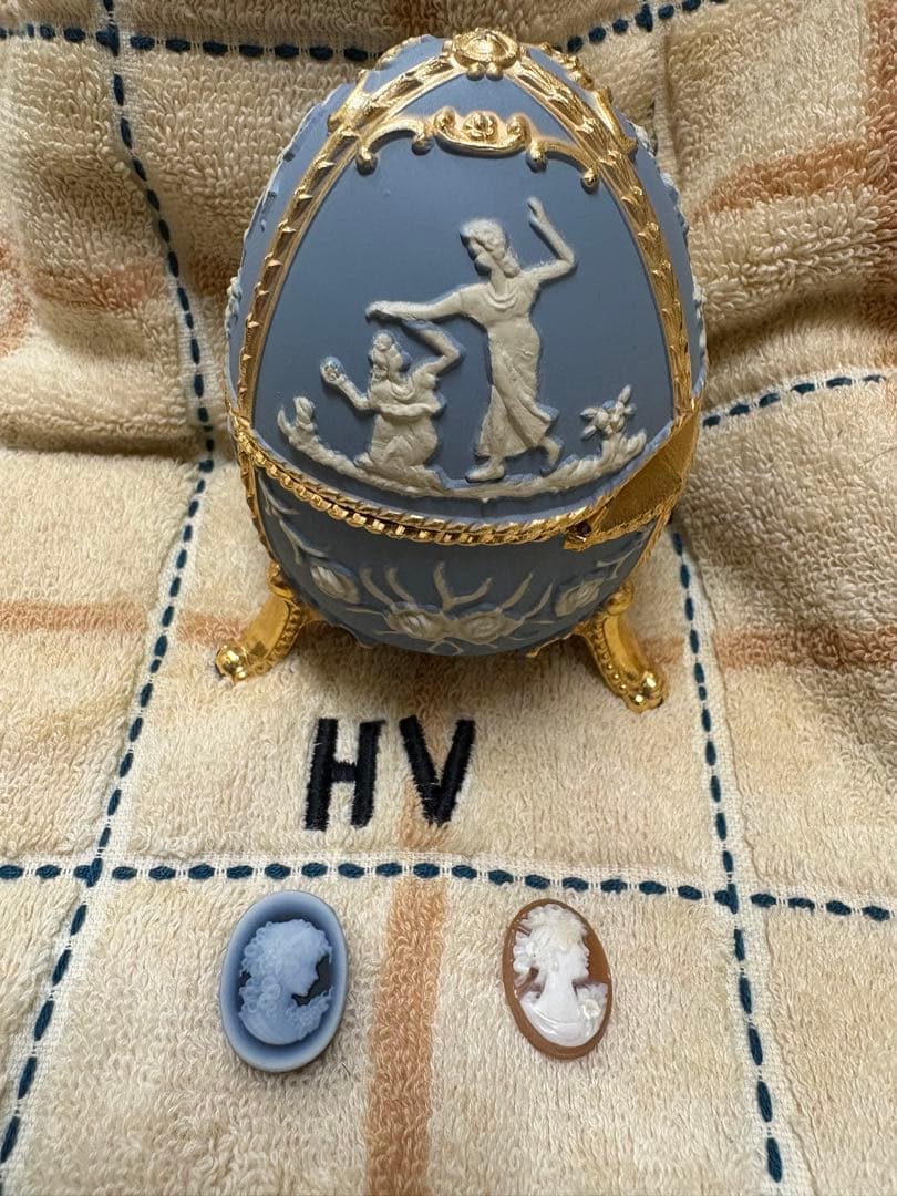 カメオ　ルース（シェル　ストーン） と青い陶器のオルゴール　3点