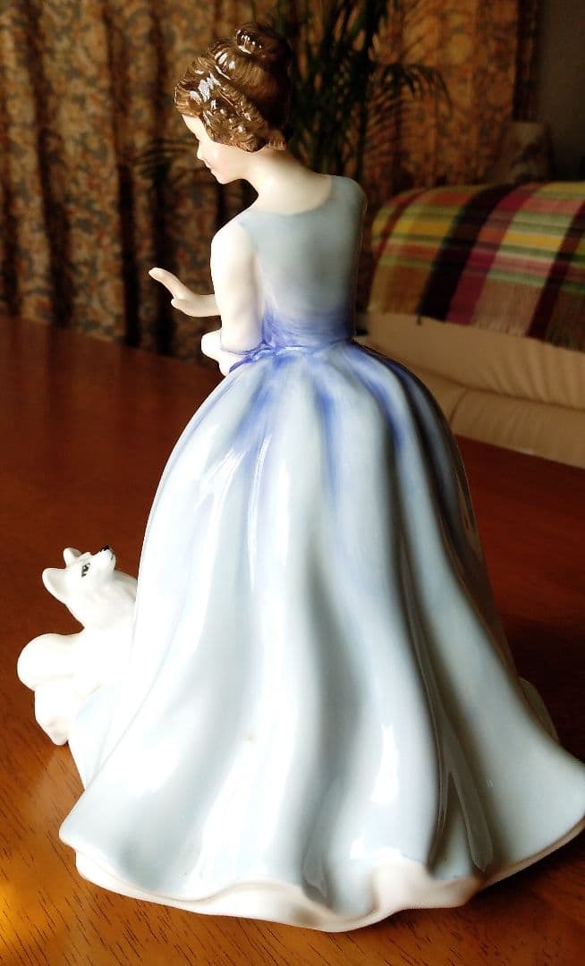 ロイヤルドルトン　フィギュリン(LORRAINE)