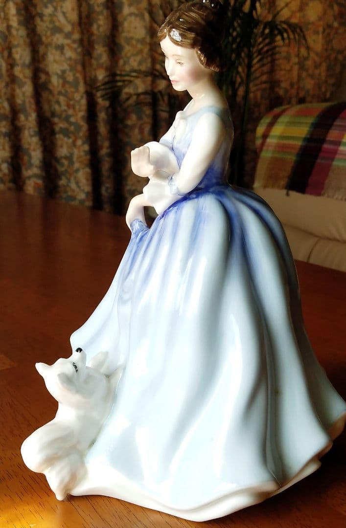 ロイヤルドルトン　フィギュリン(LORRAINE)