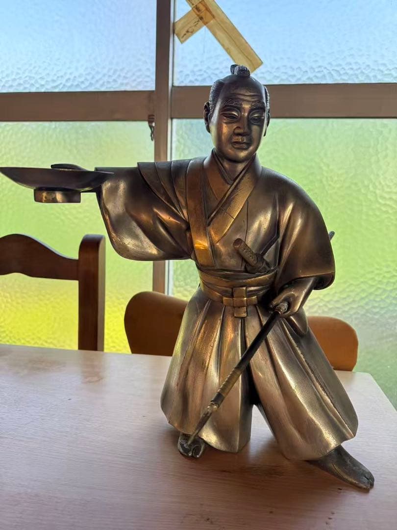 これは「黒田武士」というブロンズ像で、般若純一郎が創作した。