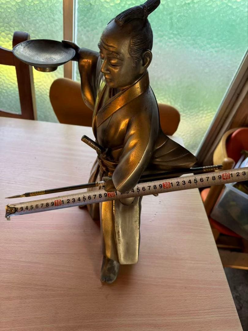 これは「黒田武士」というブロンズ像で、般若純一郎が創作した。