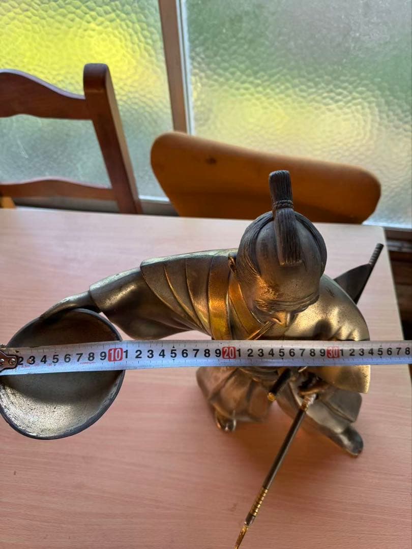 これは「黒田武士」というブロンズ像で、般若純一郎が創作した。