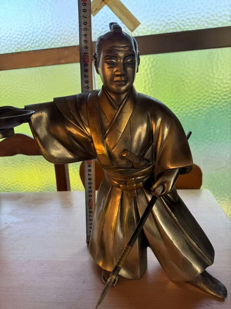 これは「黒田武士」というブロンズ像で、般若純一郎が創作した。