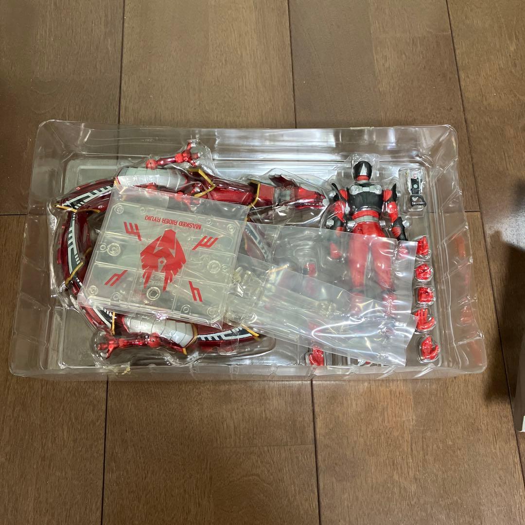ＳＨフィギュアーツ　仮面ライダー龍騎&ドラグレッダー