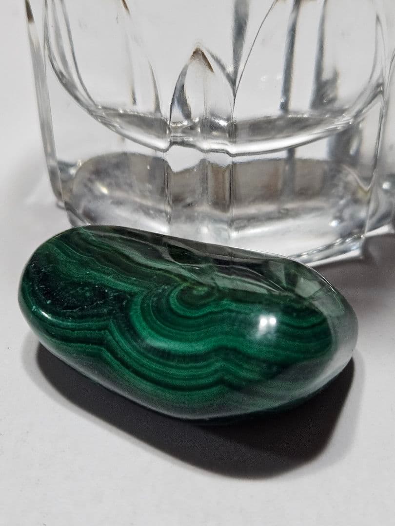 綺麗 緑に黒い 縞 勾玉