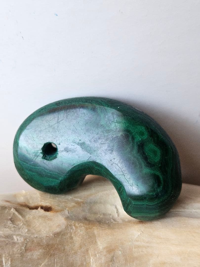 綺麗 緑に黒い 縞 勾玉