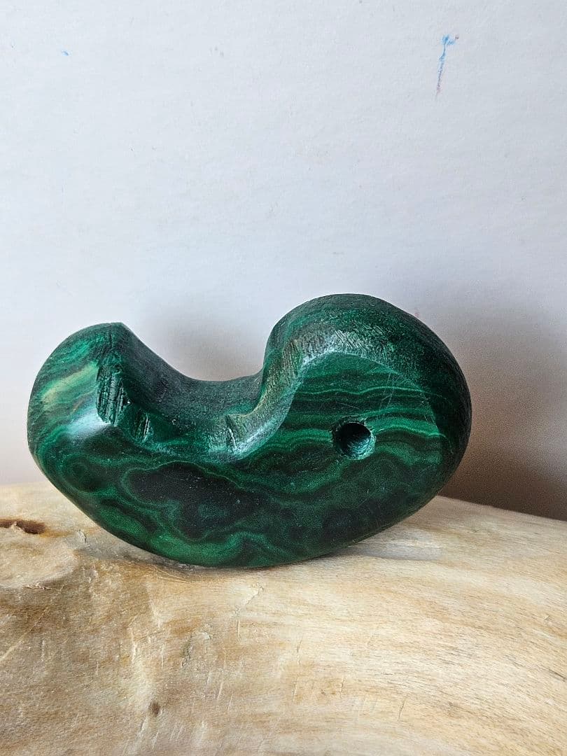 綺麗 緑に黒い 縞 勾玉